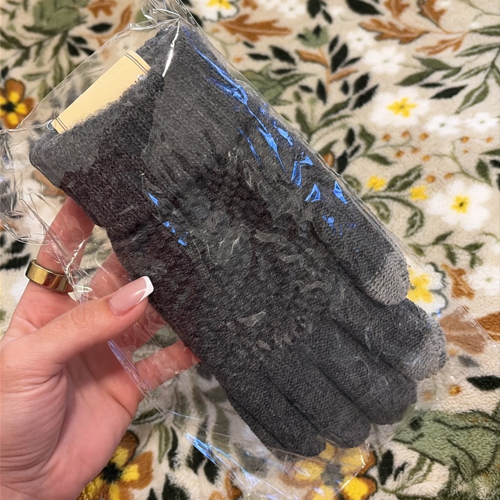 Touchscreen Gloves - Picture 2 of 3